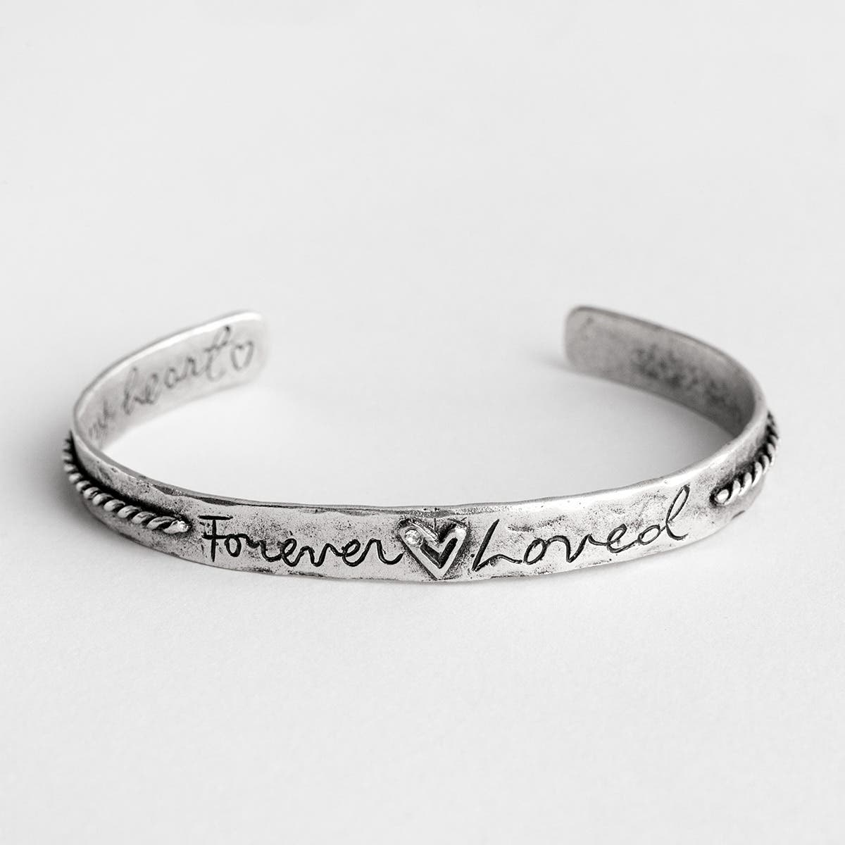 This Loving Memories silver cuff bracelet is a wonderful way for you to encourage someone in a time of loss. The outside of the gift box reads 'Memories shine on of those that are forever loved' 