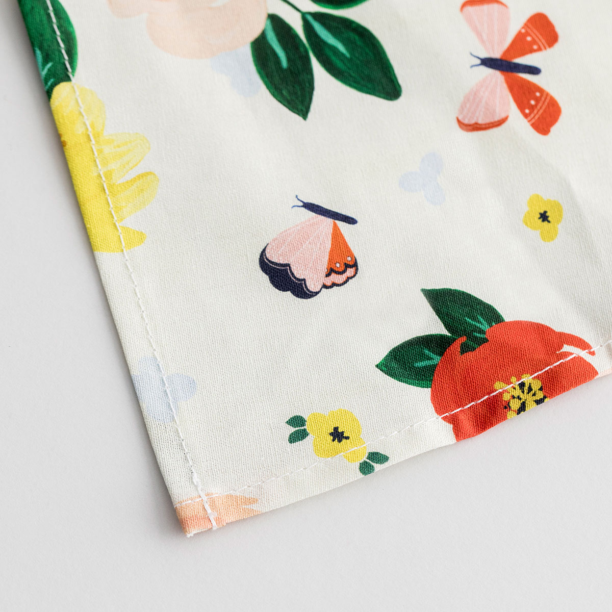 Bless a loved one with this DaySpring 'In Bloom' flare bib apron this Spring. With the premium quality and modern, beautiful design that you can always expect from Studio 71, this wonderful gift makes a statement on any occasion.